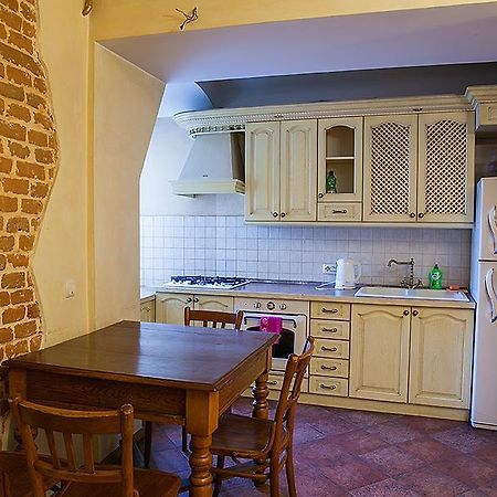Historic Apartment Near Rynor Square Lviv Exterior foto