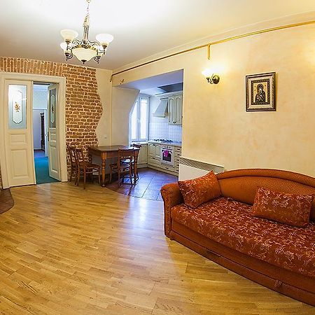 Historic Apartment Near Rynor Square Lviv Exterior foto