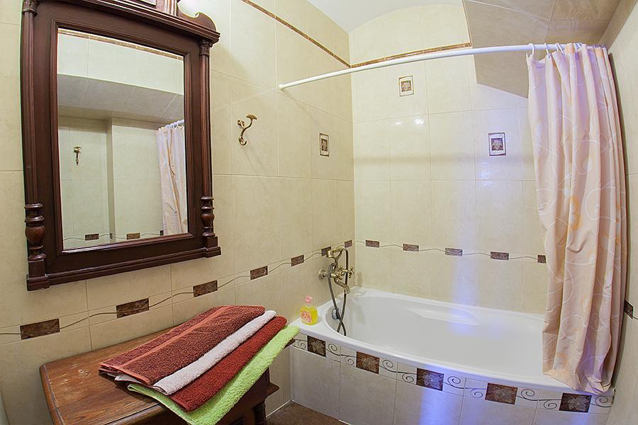 Historic Apartment Near Rynor Square Lviv Exterior foto